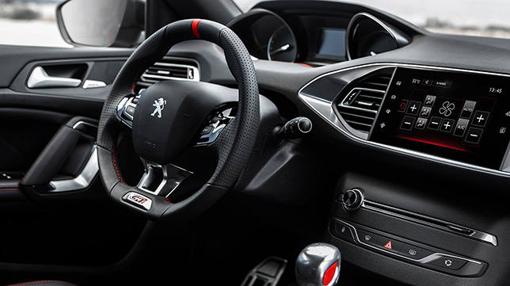 El salpicadero es limpio y sencillo