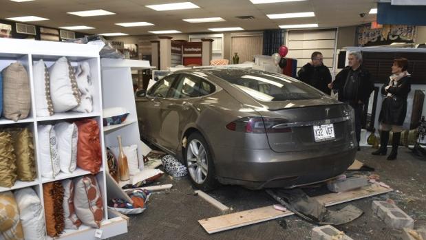 Invade un comercio con su vehículo y no le echa la culpa al sistema de conducción autónoma de Tesla