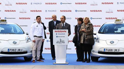Marco Toro, CEO de Nissan, con la Alcaldesa de Madrid Manuela Carmena
