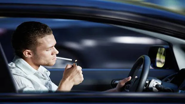 Se puede fumar miestras conducimos pero podrían multarnos si resulta peligroso a ojos del agente de tráfico