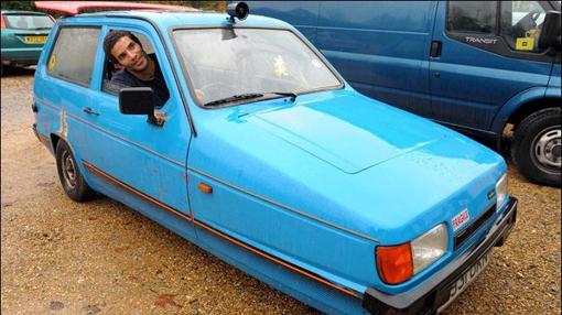 David James y su peculiar tres ruedas Reliant Regal