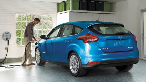 Este coche familar eléctrico se recarga en lo que tomas un café