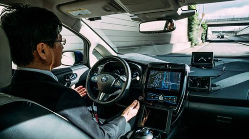 Tetsuya Iijima, Director de Desarrollo Tecnológico para la Conducción Autónoma de Nissan tras el volante del Nissan Leaf AD