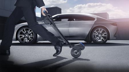 Detalle del transporte del patinete una vez plegado