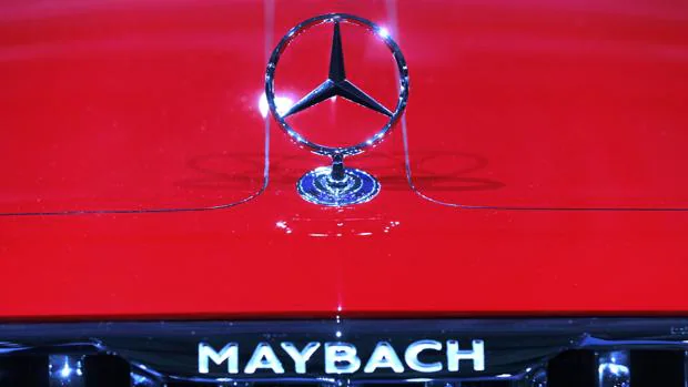Logo de un Mercedes Maybach durante su presentación anual de resultados