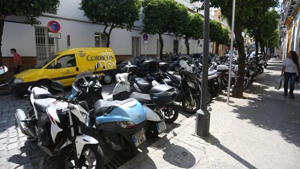 Motos aparcadas en Sevilla