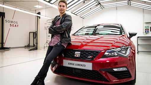 Jorge Lorenzo posa con su nuevo Seat León Cupra
