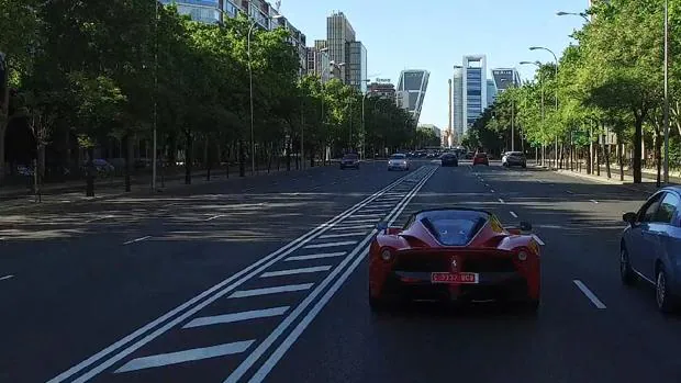 Un Ferrari LaFerrari Aperta recorre las calles de Madrid en el vídeo del tour de la marca italiana por las principales ciudades españolas con motivo de su setenta aniversario