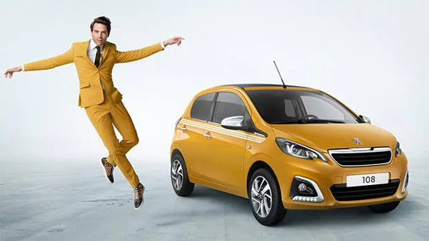 El Peugeot 108 Collection amarillo junto al cantante Mika