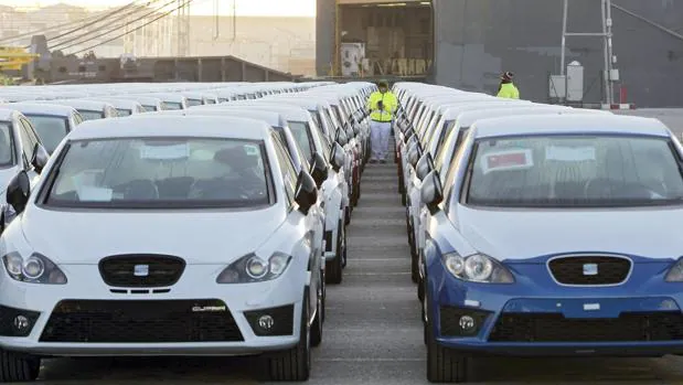 Varios coches de SEAT, aparcados en el puerto de Barcelona (España) antes de ser enviados a China