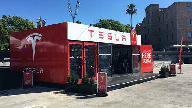 Tesla Pop-Up Store en el Port Vell de Barcelona