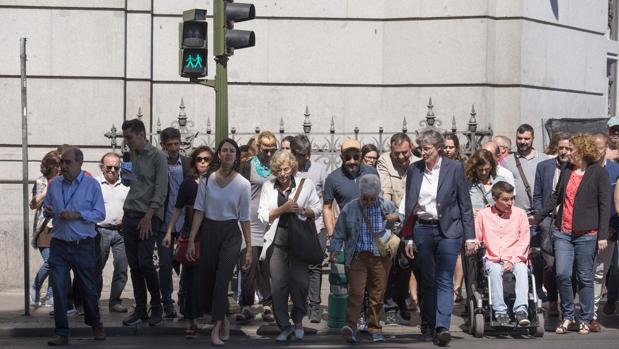 Carmena descarta instalar pasos de cebra con la bandera arcoíris por ser ilegales