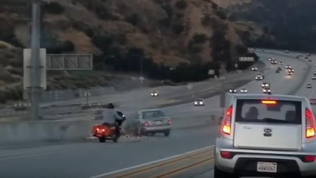 Un motorista causa un aparatoso accidente con una patada y después huye