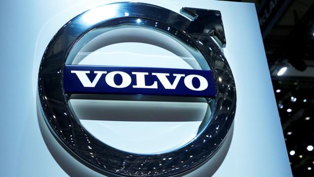 Un logo de Volvo en el Salón del Automóvil de Ginebra