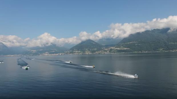 Un italiano atraviesa el lago de Como... montado sobre una moto