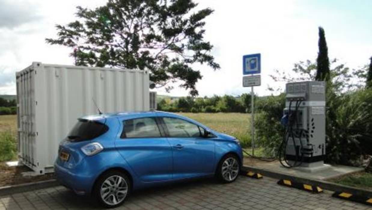La solución para recargar coches eléctricos en cualquier parte reutilizando baterías antiguas