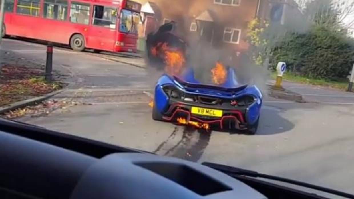 Arde en plena calle un McLaren de más de un millón de euros