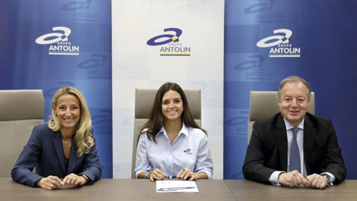 María Helena Antolin, vicepresidenta de Grupo Antolin; Cristina Gutiérrez y Ernesto Antolin, presidente del Grupo Antolin