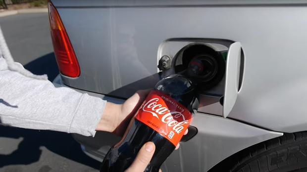 Vídeo: lo que ocurre si echas Coca-Cola en el depósito de tu coche