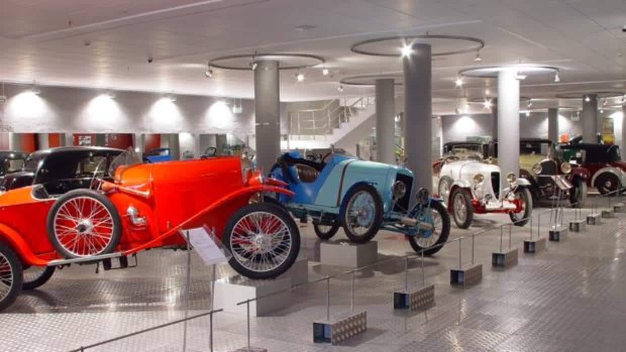 Unos pocos vehículos que forman parte de la exposición fija del Museo de Historia de la Automoción de Salamanca