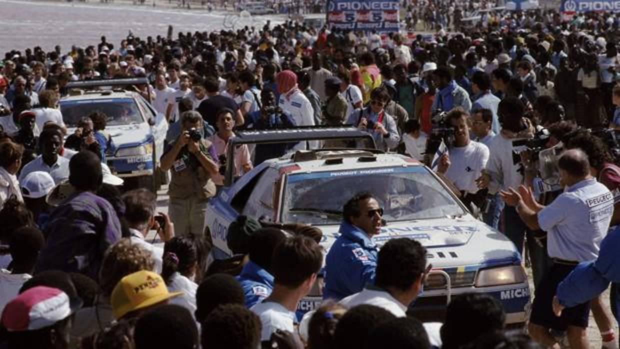 El Peugeot 405 Turbo 16, a su llegada al Dakar en 1989