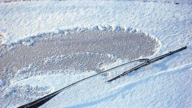 Evita los riesgos de atropello con estos trucos para quitar el hielo y el vaho del parabrisas