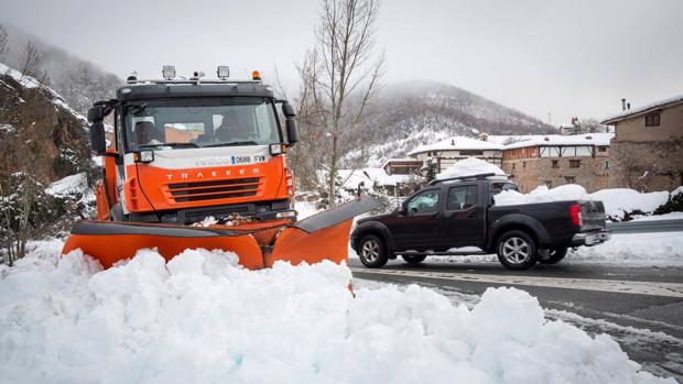 Eslingas, pala y silbato, tres de los 18 objetos que recomienda la DGT para viajar con nieve