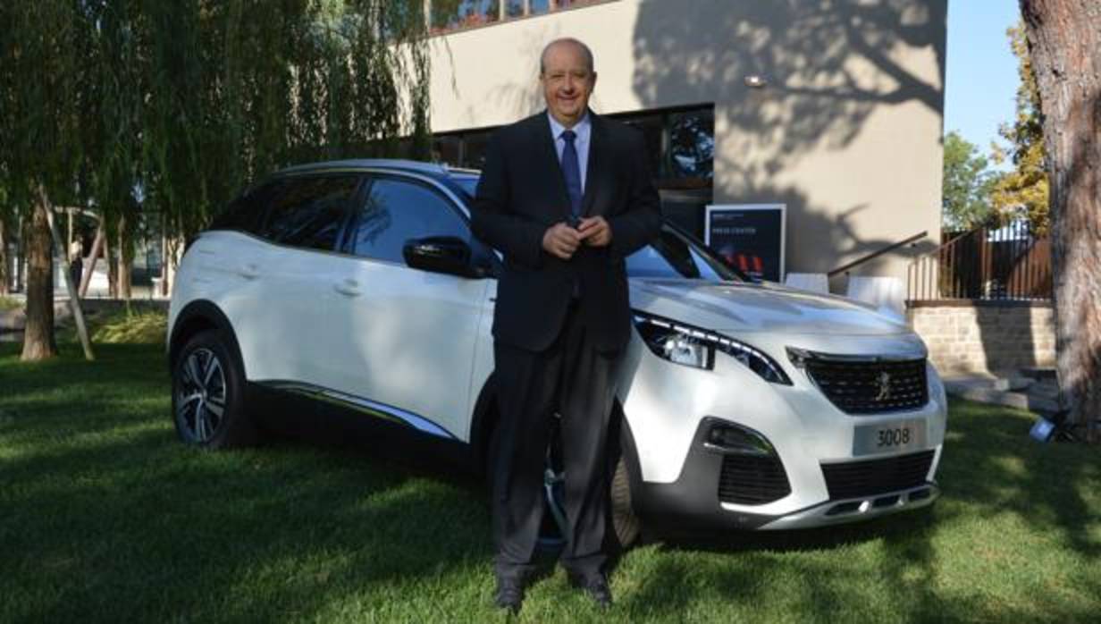 El CEO de Peugeot, junto a su superventas, el 3008