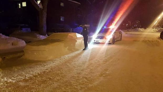 Crea un DeLorean de nieve y recibe una multa de lo más surrealista