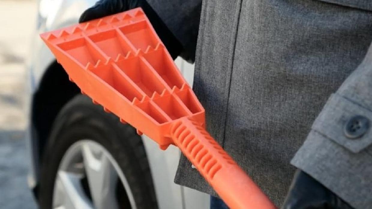 La herramienta «todo en uno» para el coche que querrás tener a mano cuando nieve