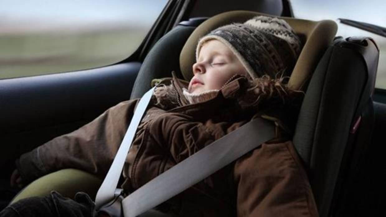 Más de la mitad de los padres pone en peligro a sus hijos en el coche