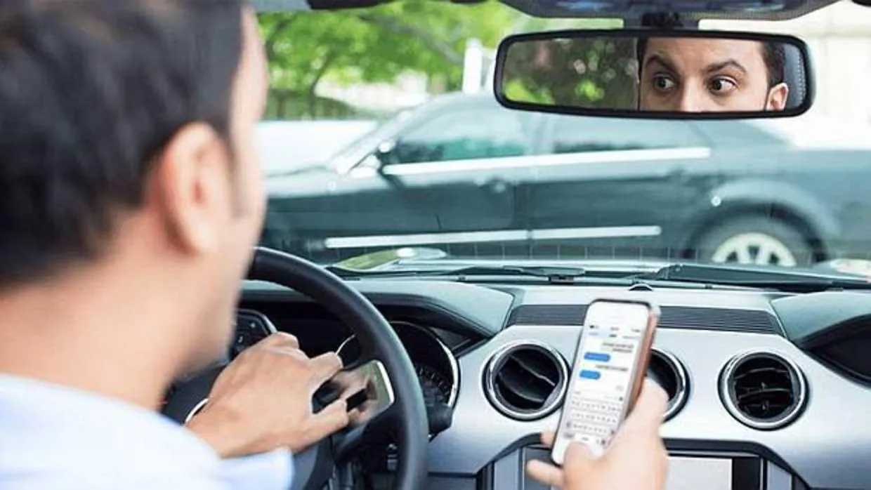 Francia prohíbe usar el teléfono en el coche incluso estando parado
