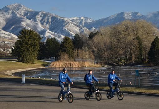 De izquiera a derecha, Ricky Rubio, Iván Contreras y Rafael Contreras en Salt Lake (Utah) rumbo a la movilidad sostenible de Torrot