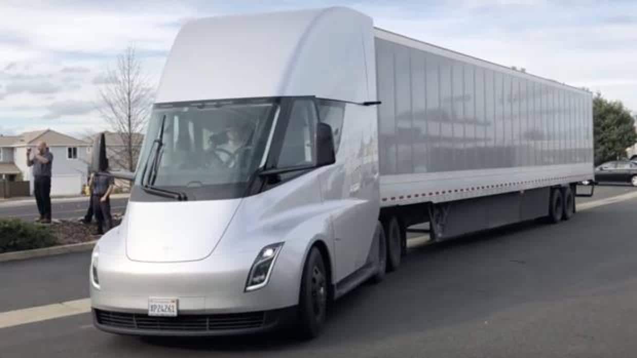 El camión eléctrico Tesla recorre 450 kilómetros con el remolque cargado de baterías