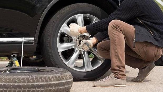 Así es cómo se cambia la rueda de un coche