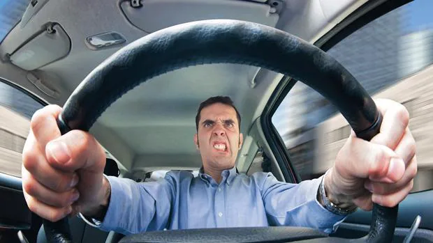 Insultar, pelearse o hacer «peinetas»: faltas de respeto al volante que te pueden salir muy caras