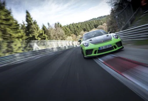 El Porsche 911 GT3 RS se hace con Nürburgring en solo  6:56.4 minutos