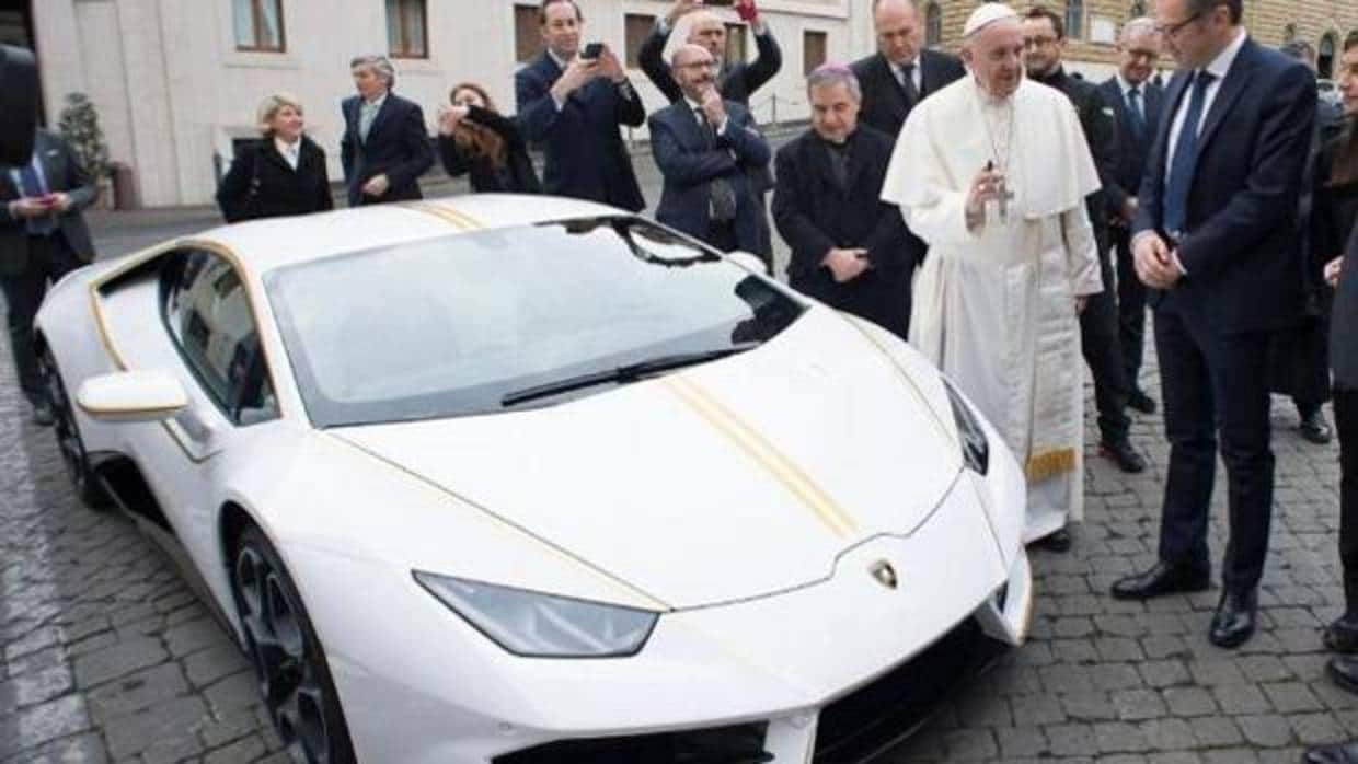 Una empresa murciana compra por 715.000 euros el Lamborghini del Papa