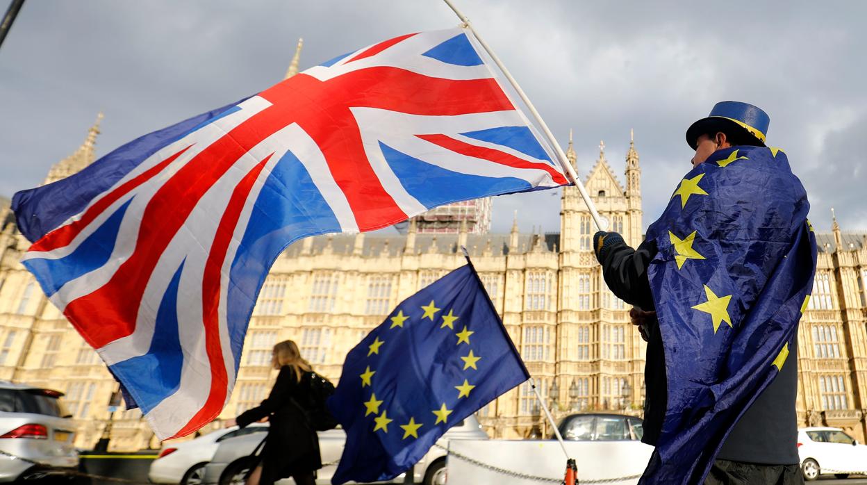 Un manifestante contra el Brexit agita una bandera frente al Parlamento de Londres