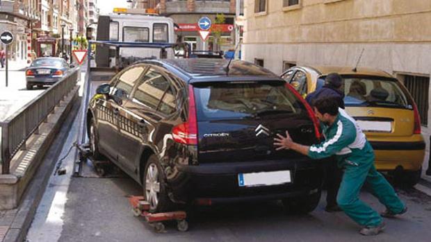 ¿Cuánto me va a costar recuperar mi coche si se lo lleva la grúa?