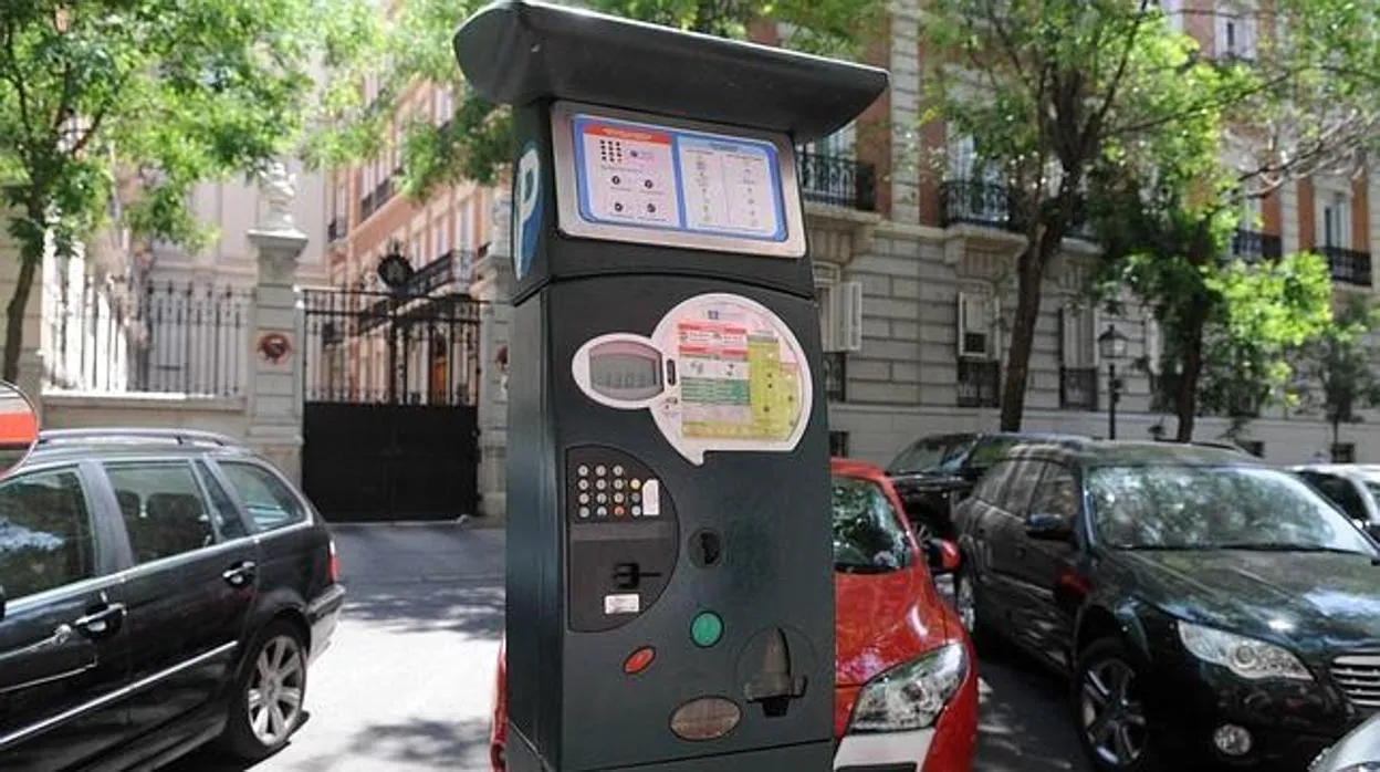 ¿Cuánto cuesta aparcar en tu ciudad en zona azul y verde?