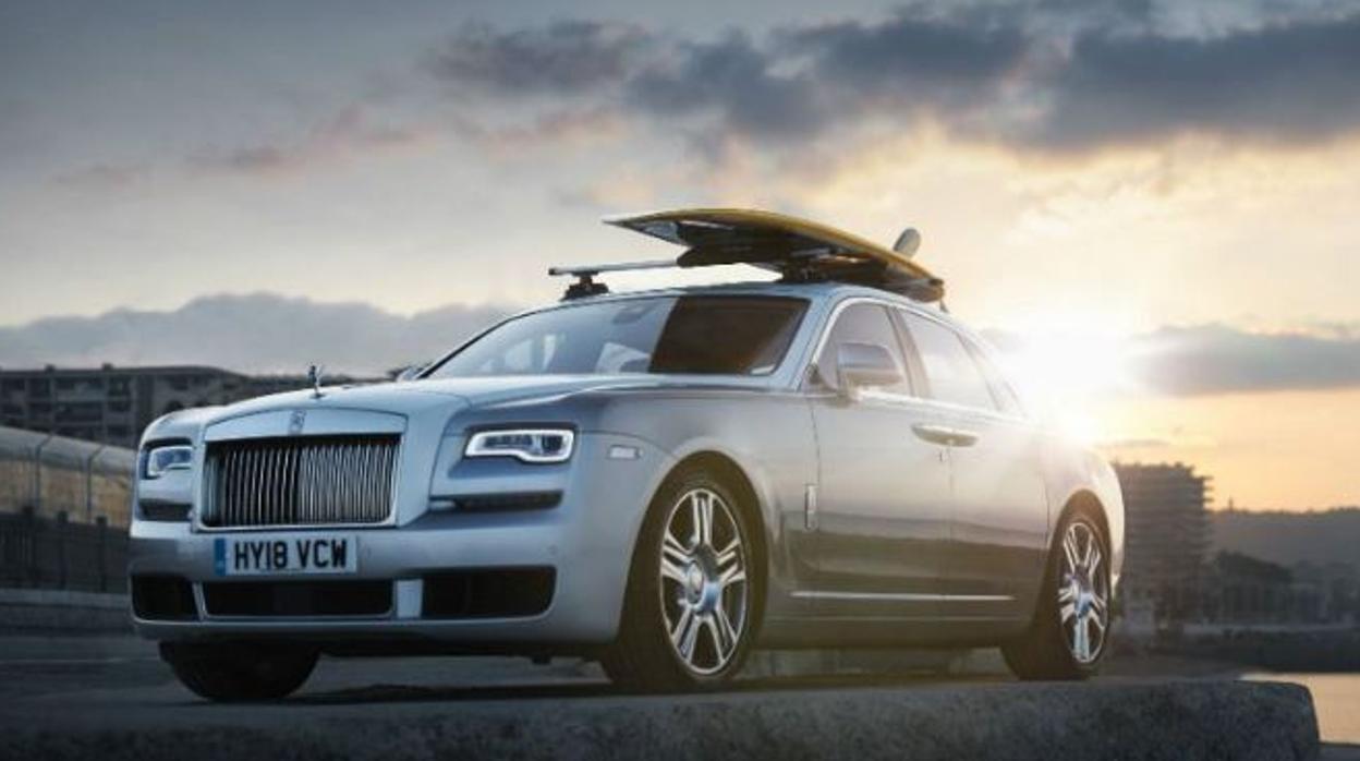 Rolls-Royce Ghost o cómo practicar surf sobre oro de 24 quilates