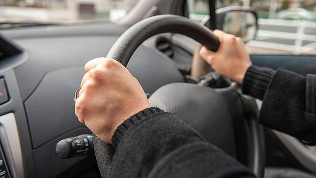 Comer al volante, ir por la izquierda... multas a evitar para que la Operación Retorno no arruine septiembre