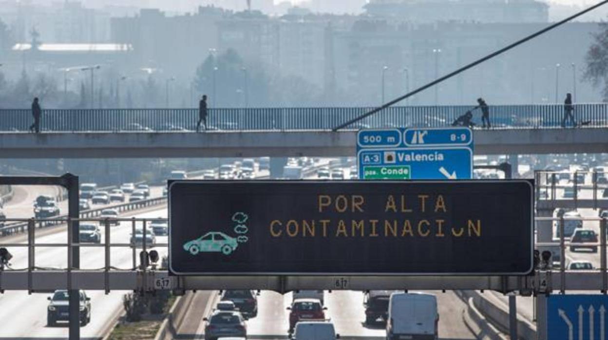 El 47% de los españoles desconoce cuál es el distintivo ambiental de sus vehículos