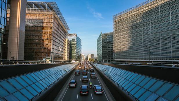Bruselas debate flexibilizar el recorte de emisiones de los coches previsto para 2030