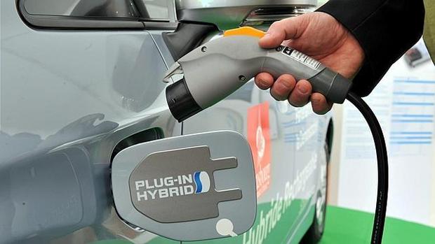 El Gobierno destinará 200 millones del «impuestazo» al diésel a impulsar la compra de eléctricos e híbridos