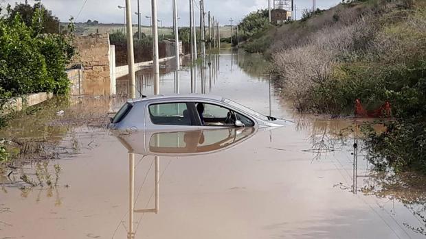 Cómo se sale de un coche sumergido en el agua