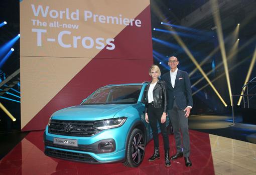 La modelo Cara Delevigne, embajadora del T-Cross, y Ralf Brandstätter, COO (director de operaciones) de la marca Volkswagen