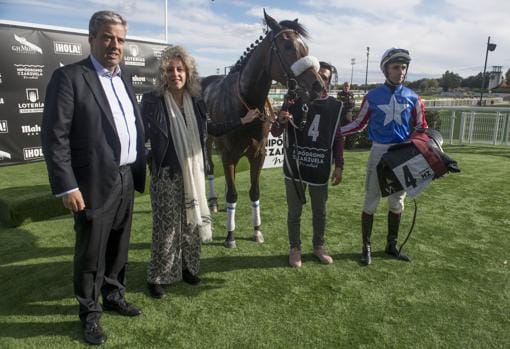 Margarita Rodríguez, de Hyundai, recogió el premio obtenido por el caballo Kona