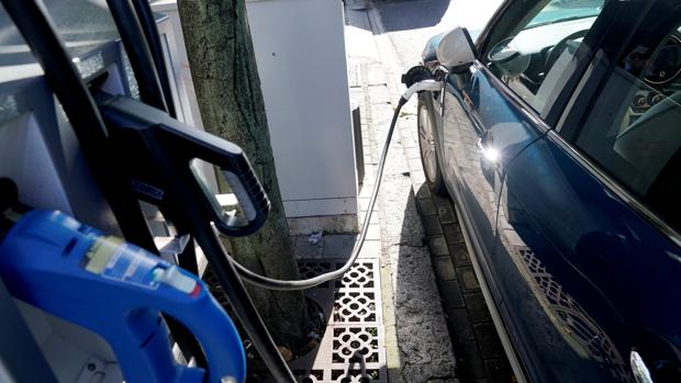 Ni híbridos ni hidrógeno: el coche eléctrico, único capaz de frenar el cambio climático, según los ecologistas